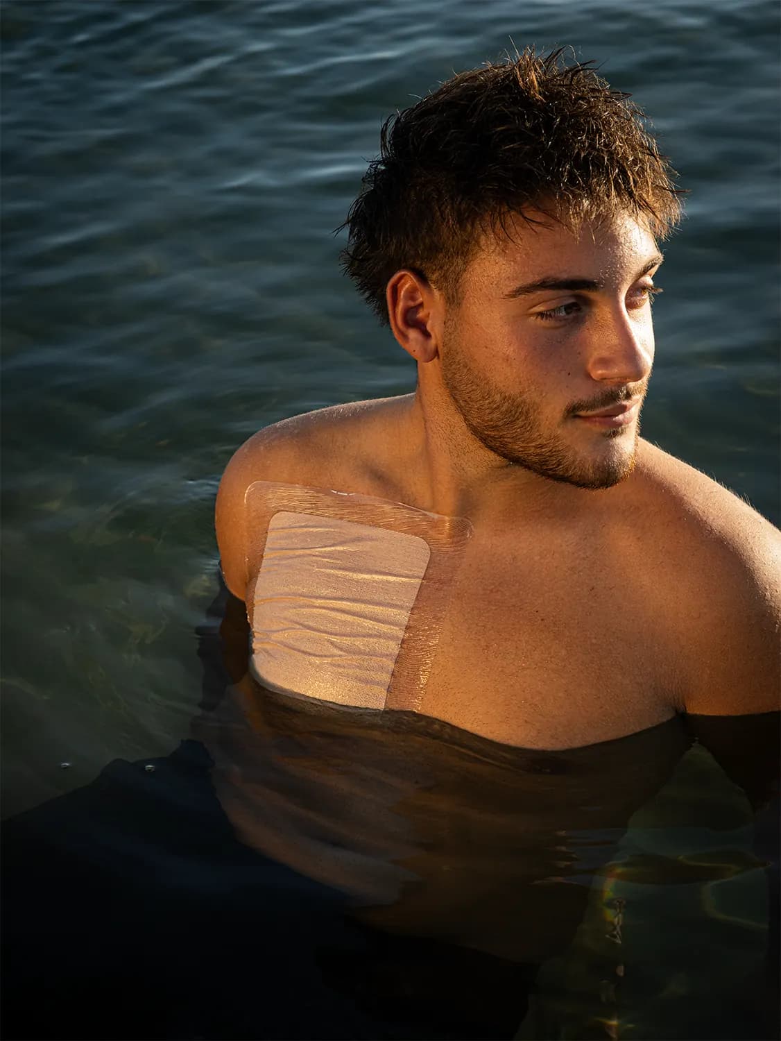 Ragazzo in mare con CVCover Waterproof sul petto