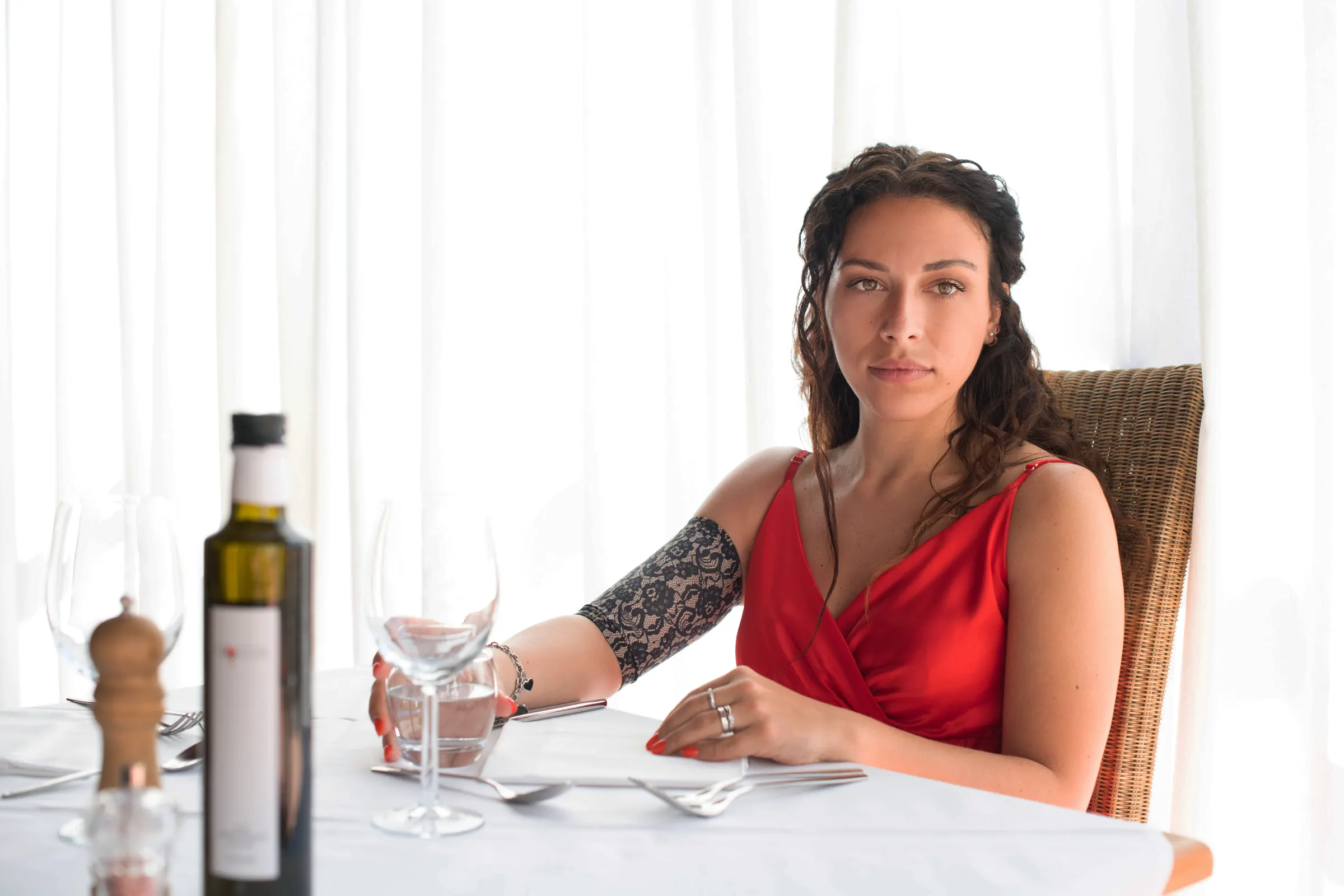 Donna a tavola con Coverpicc Microfibra a fantasia sul braccio